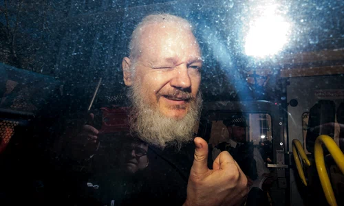 julian assange dupa arestarea din londra jpeg