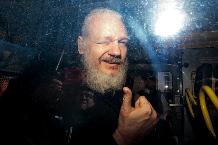 
    Un Julian Assange cu barbă, imediat după arestarea lui din LondraFoto: Getty Images  