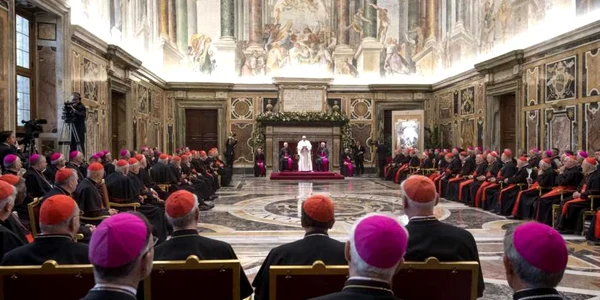 Papa Francisc transmite mesajul său de Crăciun prelaţilor la Curia Romană din Sala Clementine de la Vatican. FOTO EPA-EFE