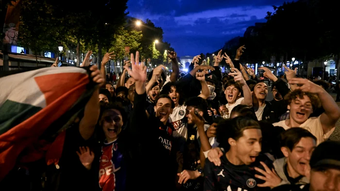 Fanii lui PSG au invadat bulevardul Champs-Élysées. Captură video