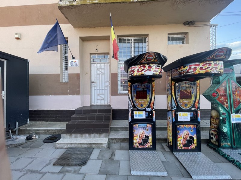 Trei aparate de box, de tip „bâlci”, au fost puse la intrarea în postul de poliție al unei comune din Gorj