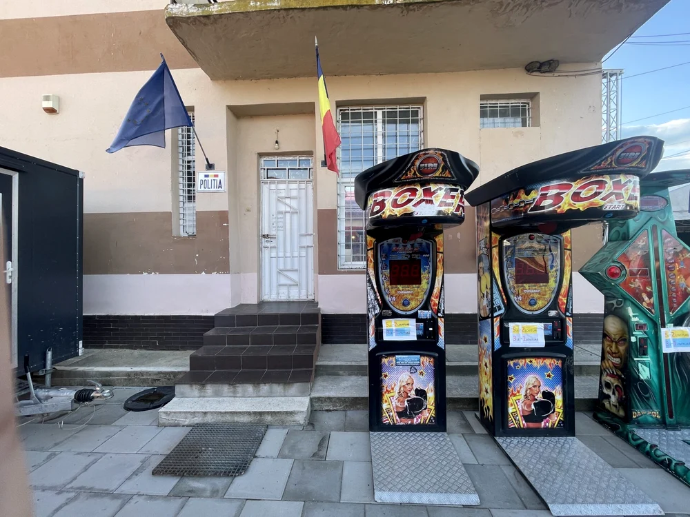 Aparatele de box au fost puse la intrare în sediul postului de poliție Scoarța Foto: Facebook