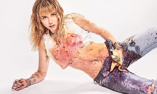 Artista a renunţat la imaginea de fată cuminte, vremea când o interpreta pe Hannah Montana este doar o amintire îndepărtată  jpeg