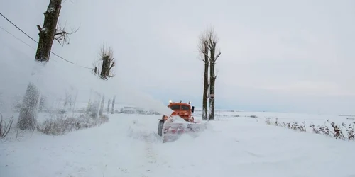 Deszăpezire pe drum judeţean FOTO CJ Iaşi 