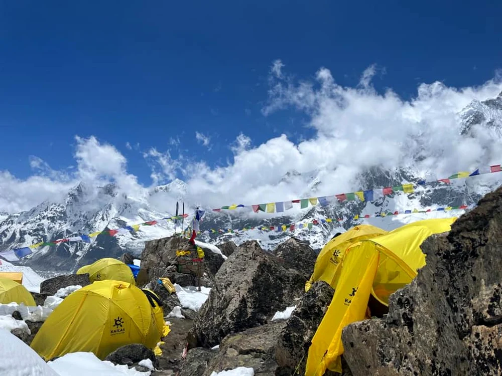 Tabără de corturi în Himalaya FOTO Facebook