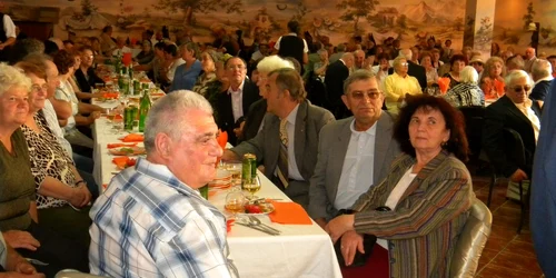 Peste 400 de pensionari au fost invitaţi la Flamingo
