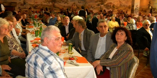 Peste 400 de pensionari au fost invitaţi la Flamingo
