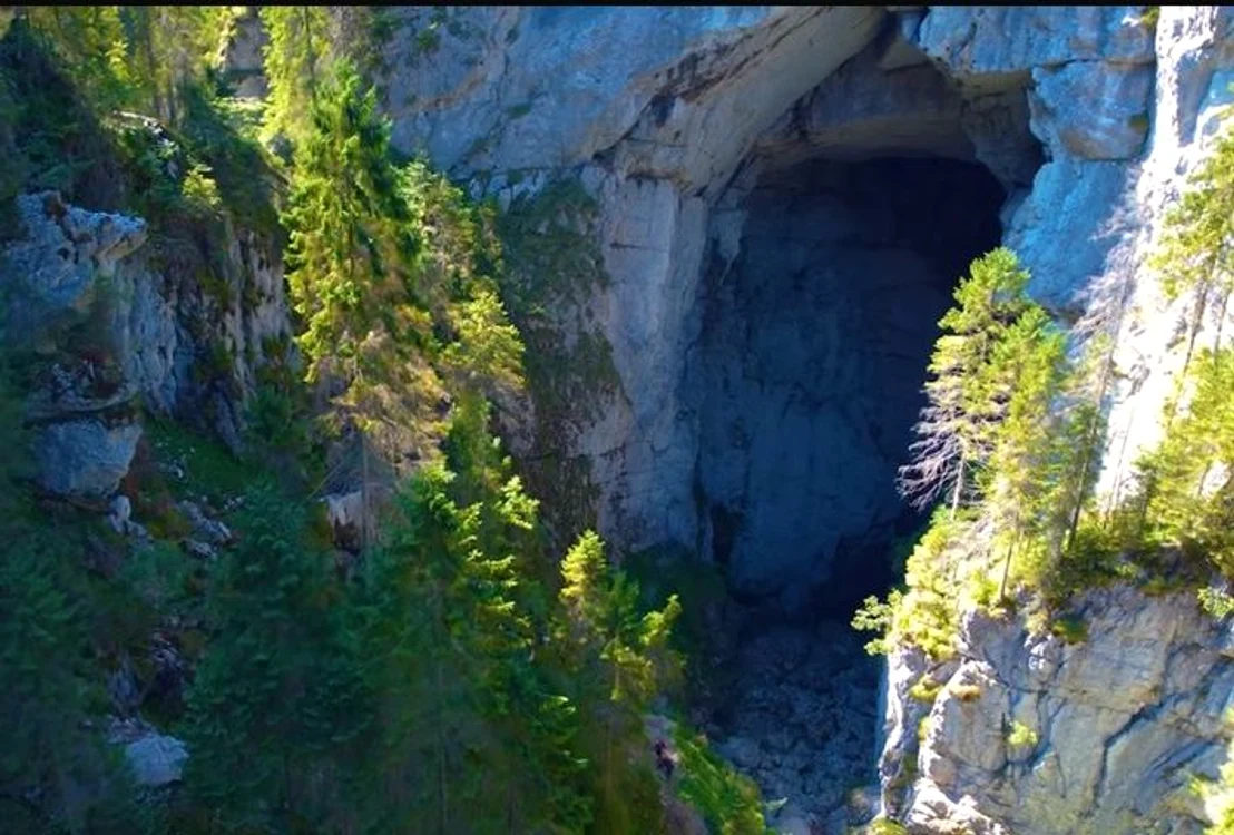 Portalul gigantic al Cetăților Ponorului FOTO captură Youtube