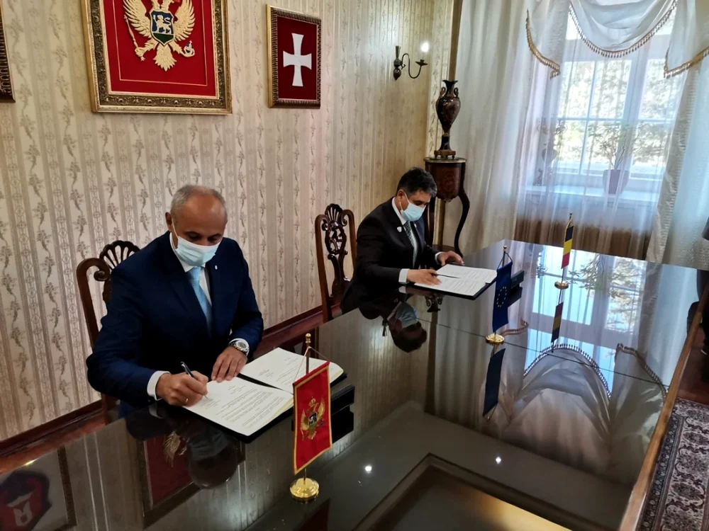 Documentul de înfrăţire a fost semnat de cei doi primari Foto Facebook/ Gabriel Pleşa