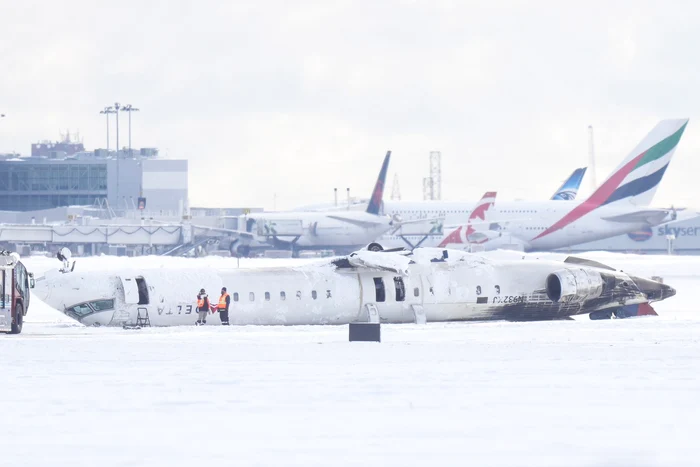 Avionul răsturnat în Toronto