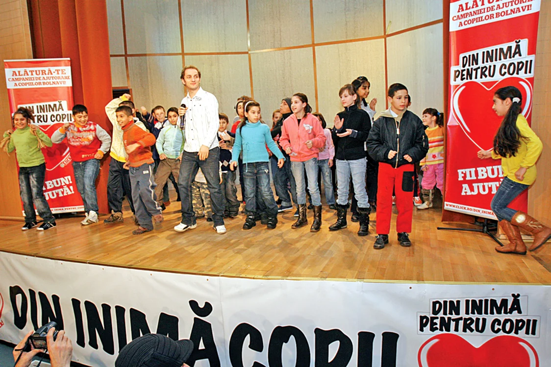 Mihai Trăistariu,  în mijlocul orfanilor  pentru care a cântat