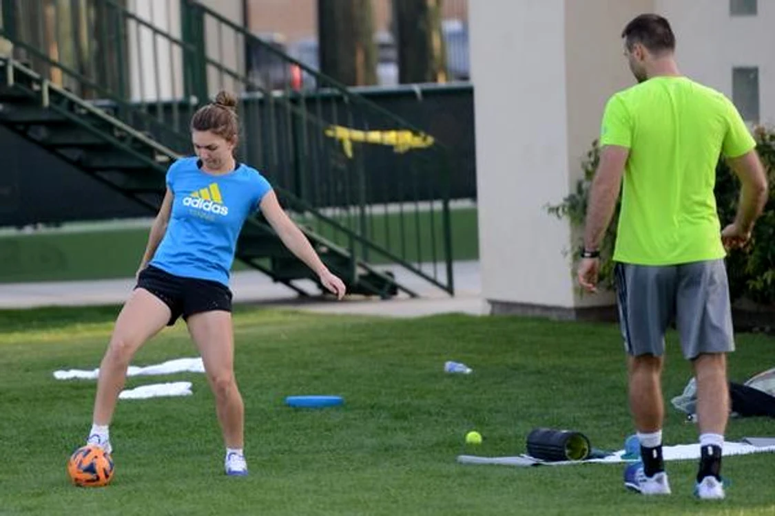 Simona Halep a jucat fotbal la Indian Wells cu Victor IonițăFOTO: AP