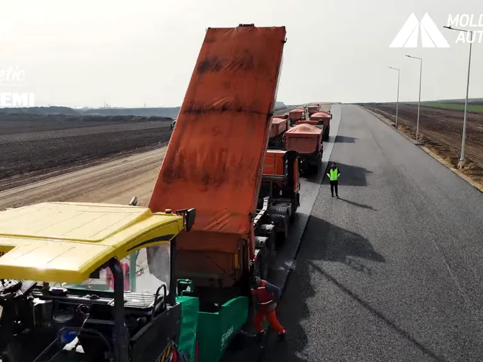 Se asfaltează lotul 1 al Autostrăzii A7 Focșani – Bacău/FOTO: Captură video Youtube Ștef