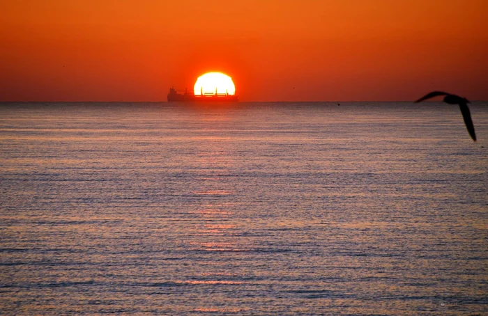 În fiecare dimineață, Soarele își îmbrățișează iubita FOTO Ovidiu Oprea