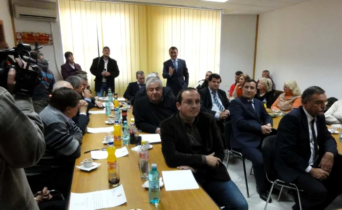 Sala unde a avut loc ceremonia de înmânare a certificatelor către viitorii parlamentari ai Oltului s-a dovedit a fi neîncăpătoare (Foto: Mugurel Manea)