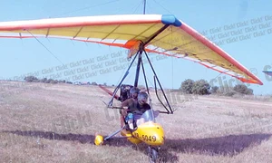 Mihai Gheorghe  a dat 20 000 € pentru  aparatul de zbor (FOTOGRAFII: ŞTEFAN BOTH) jpeg