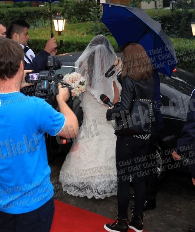 Bianca Drăguşanu, în rochie de mireasă la Biserica Oltea