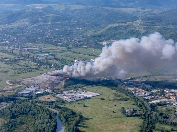 VIDEO Incendiu la o groapă de gunoi din Aninoasa. Fumul a ajuns până în Târgoviște