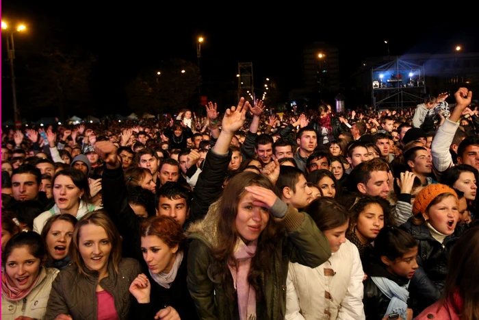 Mii de ieşeni au ieşit în stradă la concertul de Sărbătorile oraşului