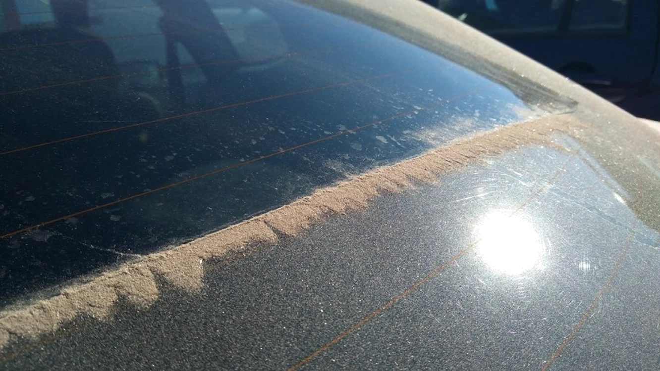 Praf saharian depus pe maşini, foto arhivă