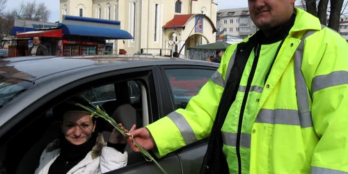 Doamnele şi domnişoarele au primit flori de la poliţişti