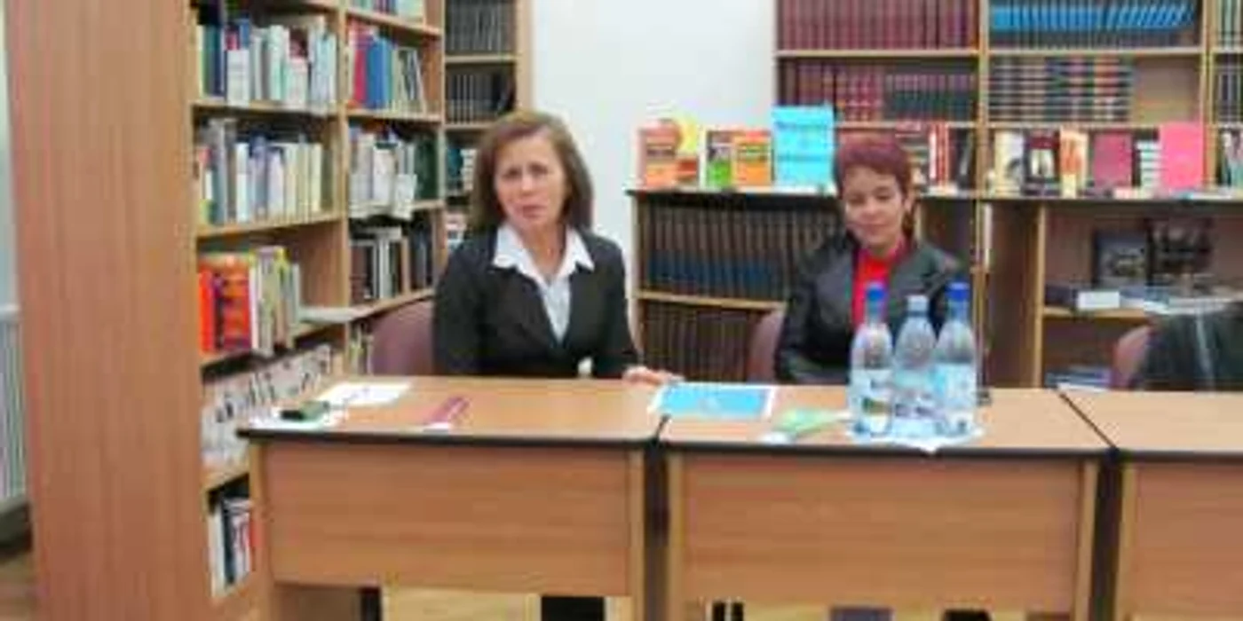 Florica Pop (stânga), directoarea bibliotecii judeţene, a avut ideea ineditului concurs, alături de Corina Bejinariu, directoarea muzeului