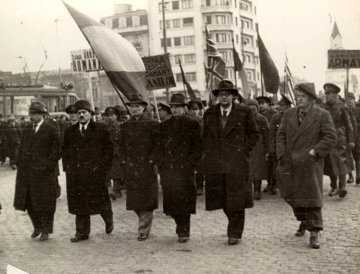 Nicolae Ceauşescu în fruntea unei demonstraţii din Bucureşti pentru sprijinirea Guvernului Dr. Petru Groza, instaurat la 6 martie 1945 (© „Fototeca online a comunismului românesc”, cota: 6/1945)