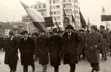 Nicolae Ceauşescu în fruntea unei demonstraţii din Bucureşti pentru sprijinirea Guvernului Dr. Petru Groza, instaurat la 6 martie 1945 (© „Fototeca online a comunismului românesc”, cota: 6/1945)