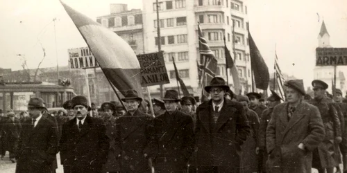 Nicolae Ceauşescu în fruntea unei demonstraţii din Bucureşti pentru sprijinirea Guvernului Dr. Petru Groza, instaurat la 6 martie 1945 (© „Fototeca online a comunismului românesc”, cota: 6/1945)