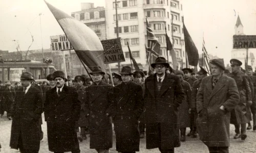 Nicolae Ceauşescu în fruntea unei demonstraţii din Bucureşti pentru sprijinirea Guvernului Dr. Petru Groza, instaurat la 6 martie 1945 (© „Fototeca online a comunismului românesc”, cota: 6/1945)