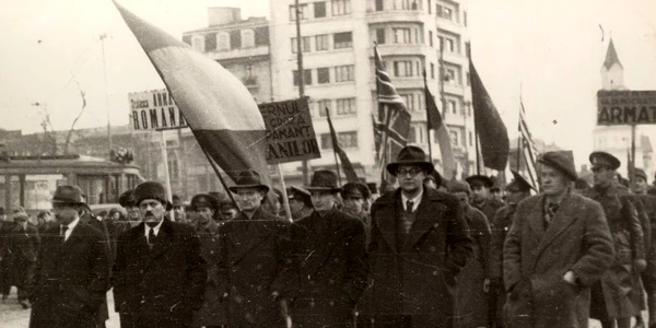 Nicolae Ceauşescu în fruntea unei demonstraţii din Bucureşti pentru sprijinirea Guvernului Dr. Petru Groza, instaurat la 6 martie 1945 (© „Fototeca online a comunismului românesc”, cota: 6/1945)