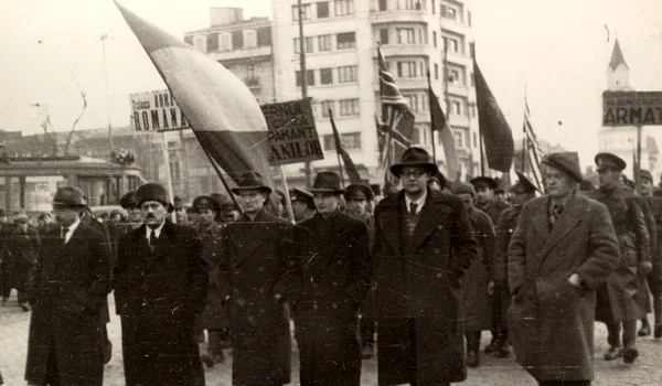 Nicolae Ceauşescu în fruntea unei demonstraţii din Bucureşti pentru sprijinirea Guvernului Dr. Petru Groza, instaurat la 6 martie 1945 (© „Fototeca online a comunismului românesc”, cota: 6/1945)