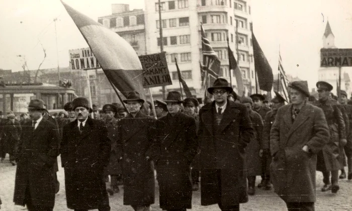 Nicolae Ceauşescu în fruntea unei demonstraţii din Bucureşti pentru sprijinirea Guvernului Dr. Petru Groza, instaurat la 6 martie 1945 (© „Fototeca online a comunismului românesc”, cota: 6/1945)