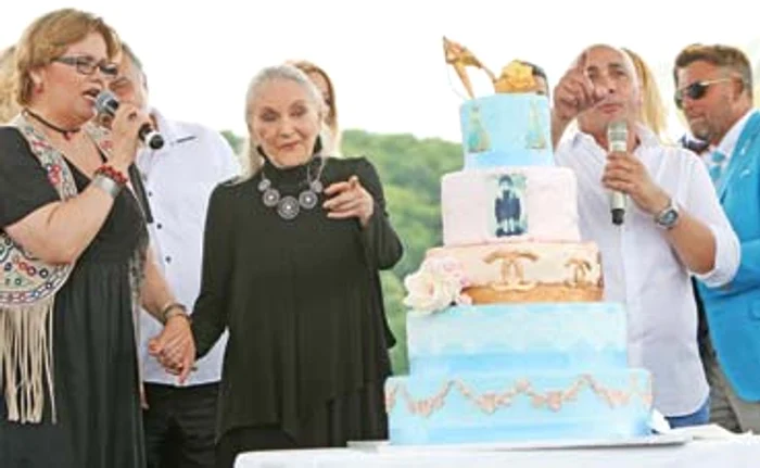 Zina Dumitrescu a fost încântată de tortul pe care l-a primit