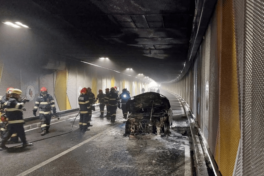 Cum arată epava mașinii care a luat foc in Pasajul Unirii VIDEO