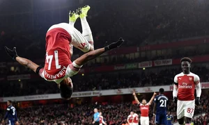 Atacantul lui Arsenal, Aubameyang, intr un salt caracteristic jpeg