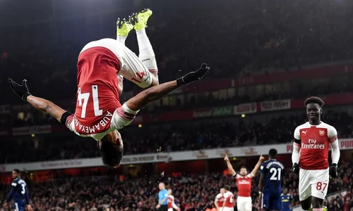 Atacantul lui Arsenal, Aubameyang, intr un salt caracteristic jpeg