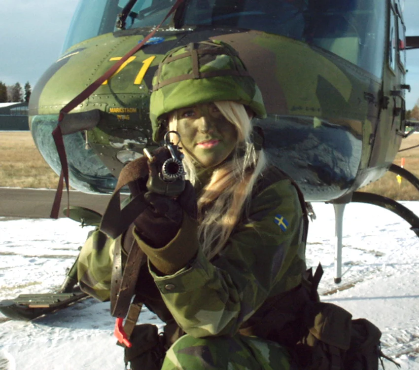 Cele mai frumoase femei soldat din lume - nu vă lăsaţi impresionaţi de frumuseţea suedezelor. Pe cât par de fragile, pe atât sunt de curajoase şi de curajoase