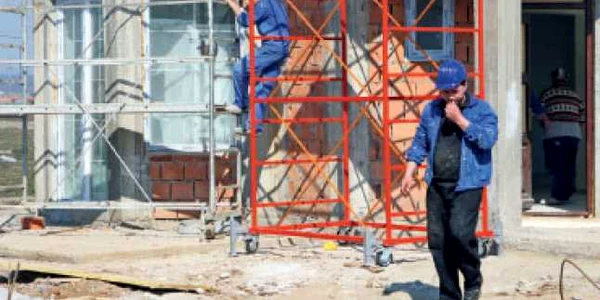Românii vor construi tot mai puţine case