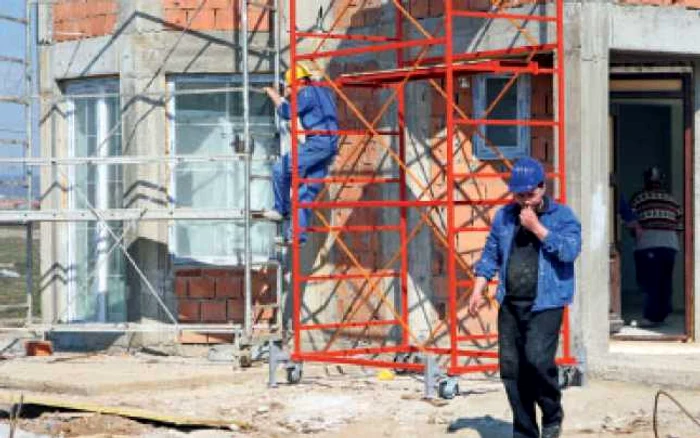 Românii vor construi tot mai puţine case