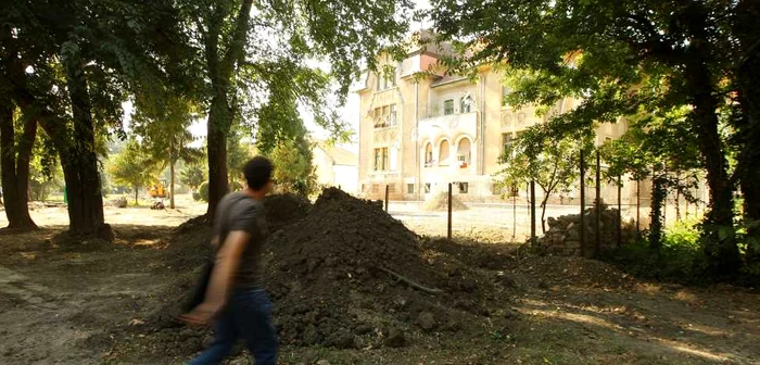 Ţiganii susţin că o bucată din parc le aparţine