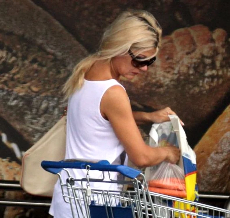 
    Ioana a cumpărat toate cele necesare pentru supa de varzăFoto: CAPS  