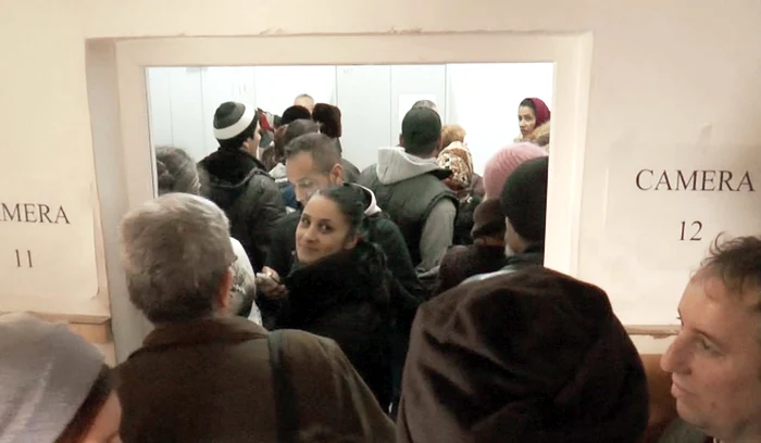 
    Zeci de oameni au luat  cu asalt sediul CAS Prahova,  iar unor bătrâni li s-a făcut  rău aşteptând la coadă   