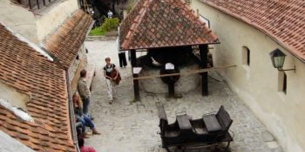 Braşov: Un balcon al Cetăţii Râşnov s-a prăbuşit - UPDATE