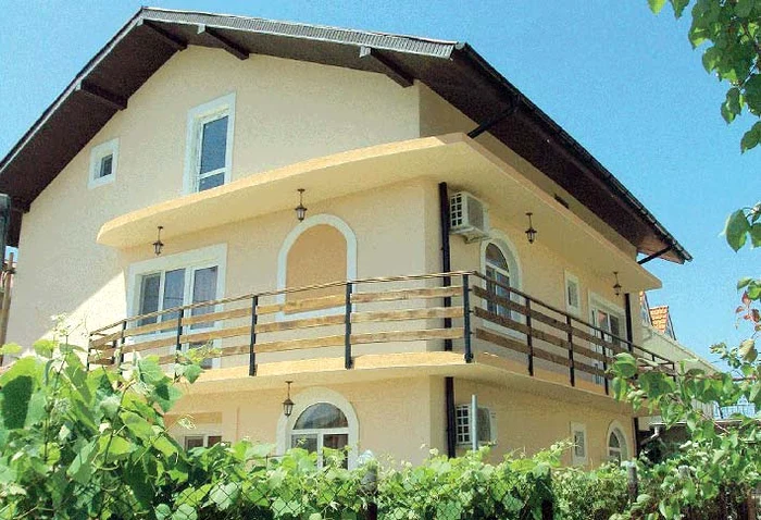 Vila artistului, cu şapte  camere, este plină de turişti