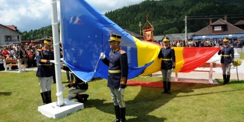 Cel mai mare drapel din Transilvania a fost înălţat la Tulgheş în Harghita. FOTOmapn.ro