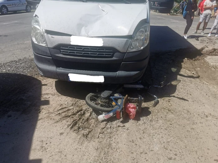 Bărbatul care circula pe moped a fost rănit mortal FOTO. martor