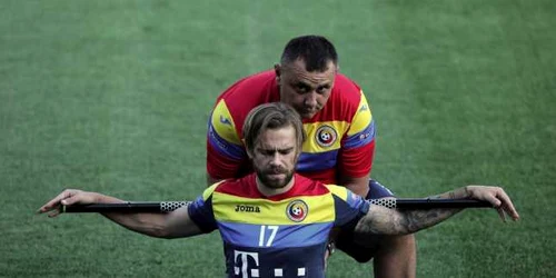 Jucătorul dinamovist Eric Bicfalvi accidentat face exerciţii în timpul antrenamentului deschis al echipei naţionale de fotbal a României pe terenul de la Mogoşoaia FOTO Dorin Constanda