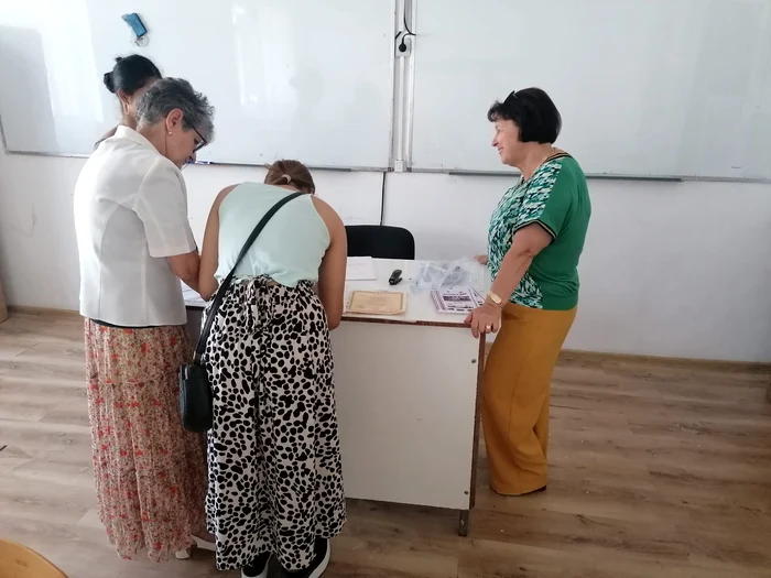Două eleve de la o școală din Slatina au venit să se înscrie la scoala profesională FOTo: A.M.