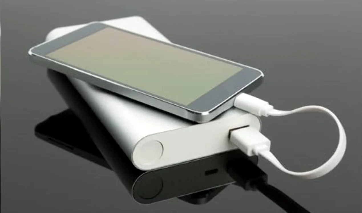 Companiile aeriene au înăsprit regulile privind folosirea power bank-urilor în avion. Foto Facebook